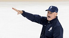 Trenér Radim Rulík udílí pokyny ped zápasem s Finskem.