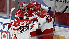 Hokejisté Dánska slaví vst�elenou branku proti Velké Británii.