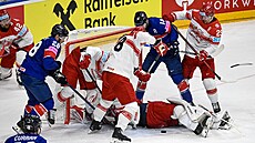 Brit�tí hokejisté bojují v dánském brankovi�ti.