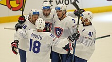 Hokejisté Francie oslavují vstelenou branku proti Lotysku.