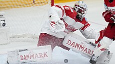 Dánský branká Frederik Dichow zasahuje v duelu s Velkou Británií.