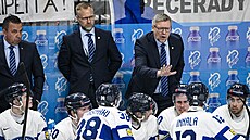 Trenér Finska Jukka Jalonen udílí pokyny hrám proti Kanad.