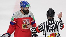 Radko Gudas diskutuje s rozhodím bhem utkání proti Rakousku.