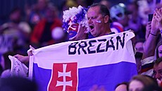 Sloventí fanouci podporují hokejisty v utkání s Polskem.