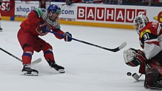 Jakub Flek st�ílí gól proti Rakousku.