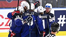 Francouztí hokejisté se radují z gólu proti Slovensku.