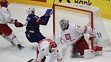 Brady Tkachuk z USA dává gól proti Polsku.