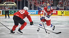 Ond�ej Palát st�ílí p�es Romana Josiho v utkání se �výcarskem.