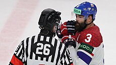 Radko Gudas diskutuje s rozhodím v utkání proti výcarsku.