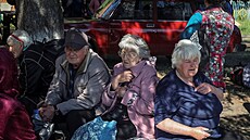 Obyvatelé Vovanska a okolních vesnic ekají na evakuaní autobusy do Charkova...