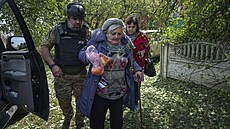 Obyvatelé Vovanska a okolních vesnic ekají na evakuaci do Charkova kvli...