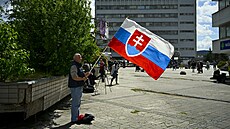 Mu� se slovenskou vlajkou p�ed Fakultní nemocnicí F. D. Roosevelta, kde se lé�í...