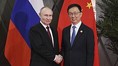 Ruský prezident Vladimir Putin a ínský viceprezident Chan eng pózují na...