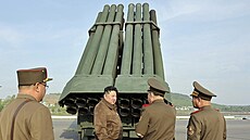 Severokorejský vdce Kim ong-un dohlíí na zkuební odpálení nového raketového...