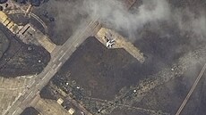 Satelitní fotky útoku ukrajinské armády na ruské letouny na Krymu (15. kvtna...