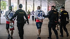 Dva fanouci se v arén v Praze podle slov policie poprali se sekuritní...