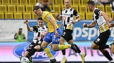 Teplický úto�ník Josef �vanda vede mí� v utkání proti Hradci Králové.