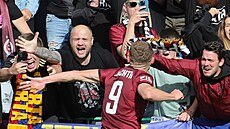 Spar�anský úto�ník Jan Kuchta slaví s fanou�ky sv�j gól v Mladé Boleslavi.
