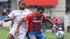 Plze�ský wingbek Cadu (vpravo) si kryje mí� p�ed Giglim Ndefem z Baníku Ostrava.