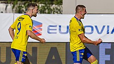 Zlínský obránce Jakub ernín (vlevo) slaví svj gól s Filipem ákem.