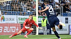 Slávistický úto�ník Ivan Schranz pálí na branká�e Milana He�u ze Slovácka.