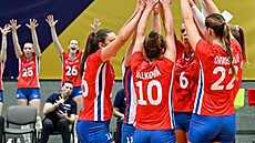 �eské volejbalistky se radují z vyhraného bodu b�hem zápasu Evropské ligy proti...