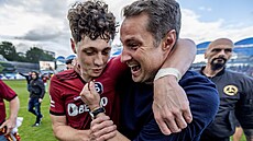 Trenér Brian Priske slaví s kapitánem Ladislavem Krejím vítzství v Mladé...