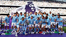 Fotbalisté Manchesteru City slaví mistrovský titul, pohár zvedá kapitán týmu...