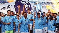 Fotbalisté Manchesteru City slaví mistrovský titul, pohár zvedá záloník Kevin...