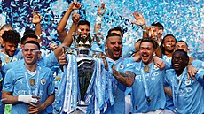 Fotbalisté Manchesteru City slaví mistrovský titul, pohár zvedá kapitán Kyle...