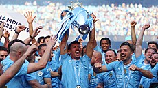 Fotbalisté Manchesteru City slaví mistrovský titul, pohár zvedá záloník...