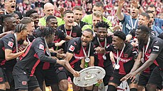 Fotbalisté Leverkusenu slaví zisk mistrovského titulu. Mezi hrá�i se radují...