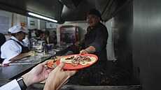 Jedno taco vyjde v p�epo�tu na asi 114 korun. Na místní pom�ry je docela drahé....