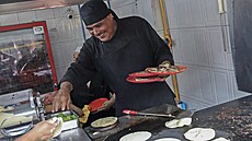 �éfkucha� Arturo Rivera Martínez p�ipravuje tacos v restauraci Taqueria El...
