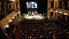 U rakve Simony Postlerové se st�ídaly zástupy herc� (14. kv�tna 2024).