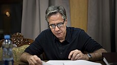 Americký Americký ministr zahranií Antony Blinken pracuje v letadle pi cest...
