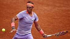 panlský tenista Rafael Nadal hraje forhend ve druhém kole turnaje v ím.