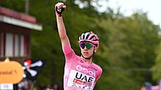Slovinský cyklista Tadej Pogaar slaví triumf v osmé etap Gira d'Italia.