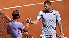 panlský tenista Rafael Nadal (vlevo) gratuluje Hubertovi Hurkaczovi z Polska,...