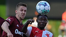 Tomá Wiesner ze Sparty (vlevo) a Oscar ze Slavie bojují o mí v nadstavbovém...