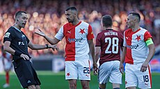 Rozhodí Dalibor erný umravuje fotbalisty Slavie a Sparty v nadstavbovém...