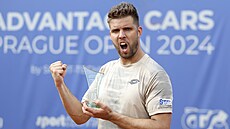 Ji�í Veselý pózuje s trofejí pro vít�ze tenisového challengeru v Praze na...