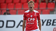 Pardubický zálo�ník Michal Hlavatý gólem ve 45. minut� srovnává skóre v utkání...