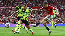 Ben White (uprosted) brání stele útoníka Manchesteru United Alejandra...
