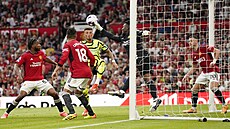 Úspná akce brankáe Manchesteru United Andre Onana v utkání s Arsenalem.