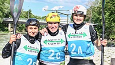 Bronzová hlídka kajakáek. Zleva: Kateina Beková, Tereza Fierová a Antonie...