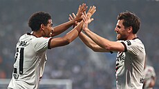 Amine Adli (vlevo) slaví s Jonasem Hofmannem u tetí gól Leverkusenu v utkání...