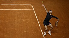 Americký tenista Ben Shelton p�ipravuje podání v zápase proti �ang �'-�enovi z...