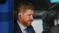 Hokejový expert Jakub Vorá�ek ve studiu �eské televize.