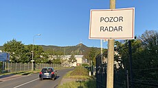 Na radar upozoruje cedule, kterou nkdo pidlal k dopravní znace.